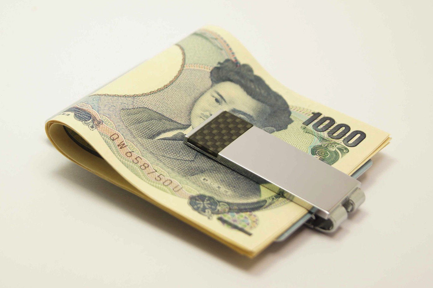 マネークリップ。お金が向きだしになっててちょっと不安だよね。カードは別で持たないといけないし