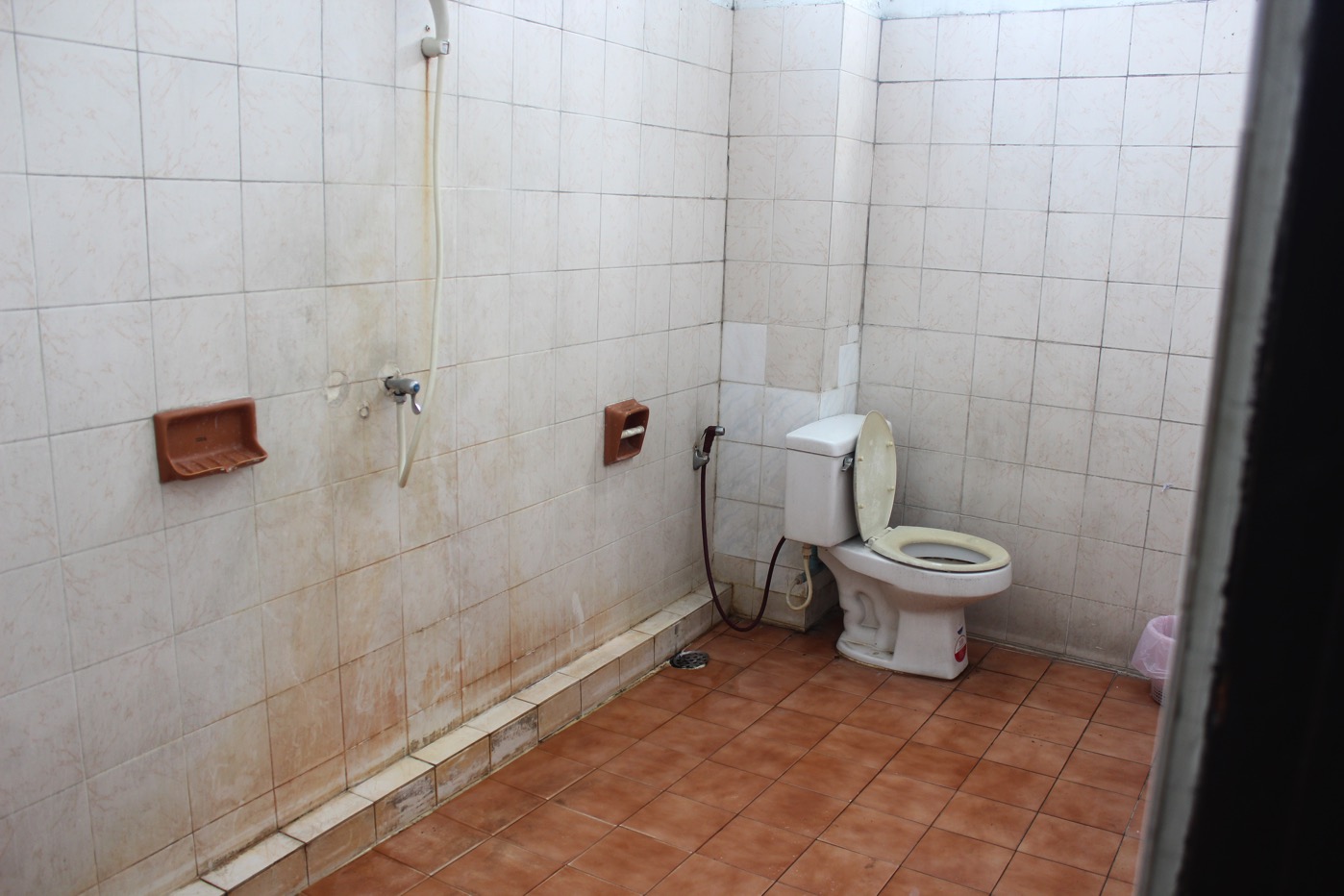 だたっぴろいトイレ兼シャワールーム。ここなら２０人くらいまとめて練炭で……
